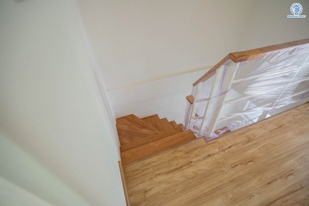 บ้านมือสองตกแต่งใหม่ โครงการ เดอะทรัสต์ทาวน์ ราชพฤกษ์-รัตนาธิเบศร์ เนื้อที่ 19.7 ตร.ว. ฟังก์ชัน 3 ห้องนอน 2 ห้องน้ำ 2 ที่จอดรถ บ้านสวยจากแบรนด์ Q.House บนทำเลติดถนนราชพฤกษ์ เดินทางสู่ใจกลางเมืองได้อย่างรวดเร็ว ใกล้รถไฟฟ้าสายสีม่วง "สถานีบางรักน้อยท่าอิฐ"